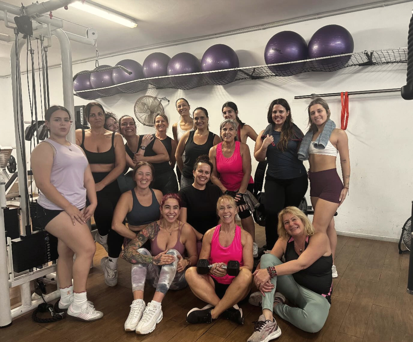 Las chicas de Féminas posan juntas en la sala, con los fitballs morados al fondo